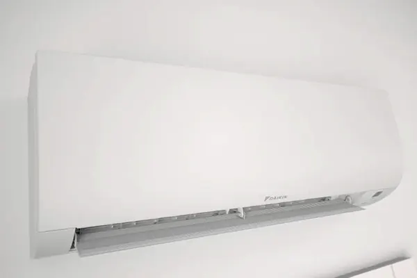 Vidéo commerciale Climatiseur Prêt à poser Mural Daikin FTXP20L + RXP20L